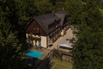 Venkovn vyhvan bazn u hotelu